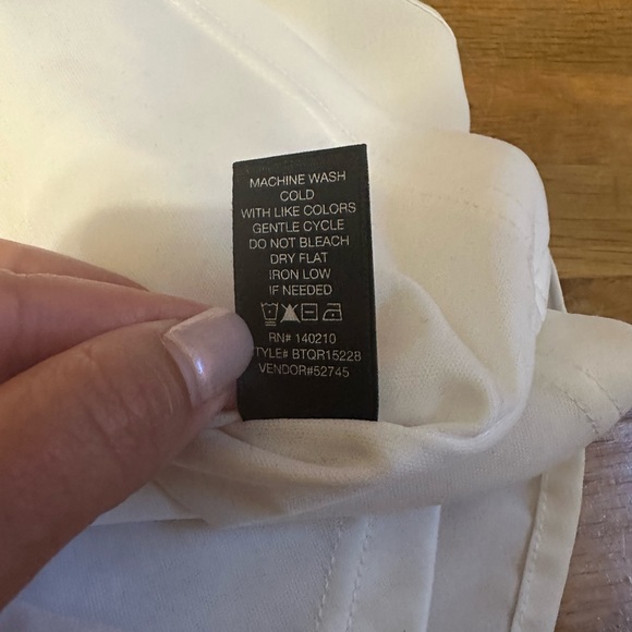 *last chance* Buckle Boutique | Women’s white tank top w/ black lace overlay - Picture 13 of 16